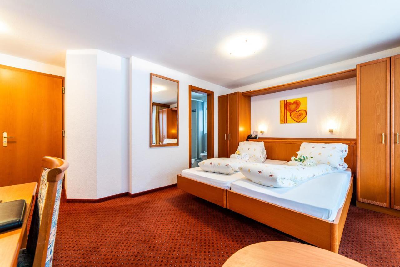 Hotel Kristall 사스-알마겔 외부 사진