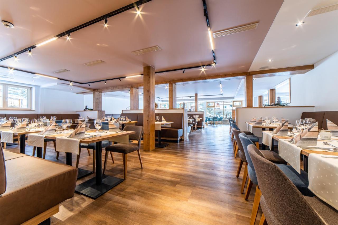 Hotel Kristall 사스-알마겔 외부 사진