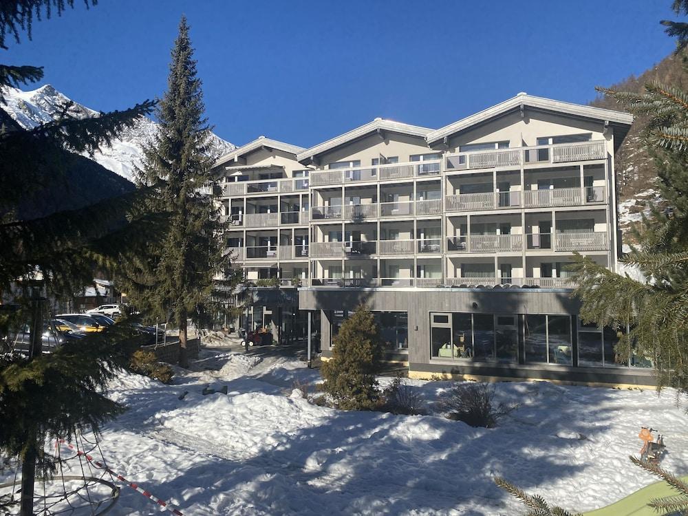 Hotel Kristall 사스-알마겔 외부 사진
